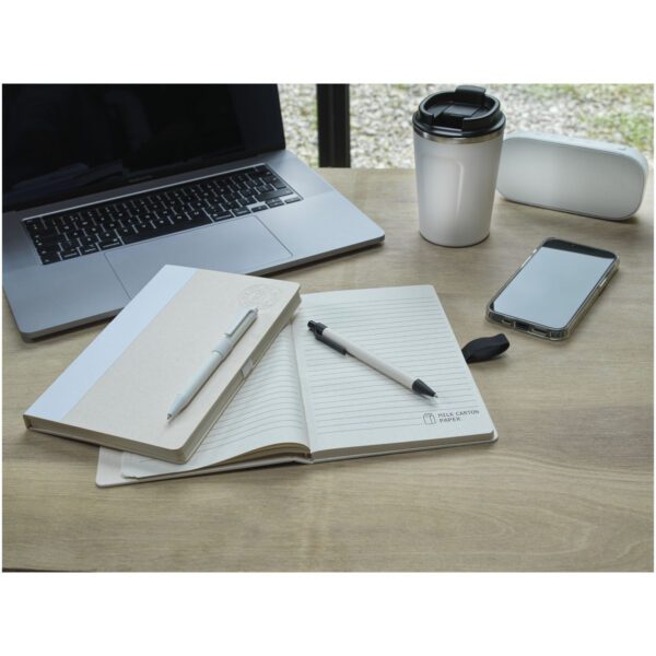 Set de libreta de referencia de tamaño A5 y bolígrafo fabricados con cartones de leche reciclados "Dairy Dream" - Imagen 8